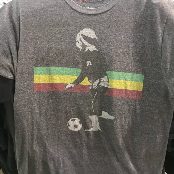 Bob Marley playing soccer mens medium T-shirt